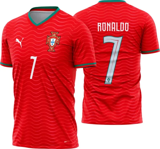 Camisa da seleção portuguesa com logo no peito e estampa grande nas costas, em tons modernos que destacam o estilo oficial e a elegância da equipe durante os jogos de 2026 a 2028.