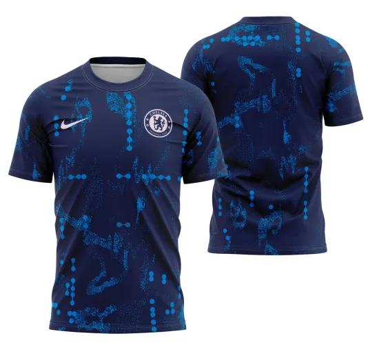 Camisa do Chelsea com logo no peito e estampa grande nas costas, destacando o design moderno e elegante em tonalidades oficiais para a temporada 2024-2025