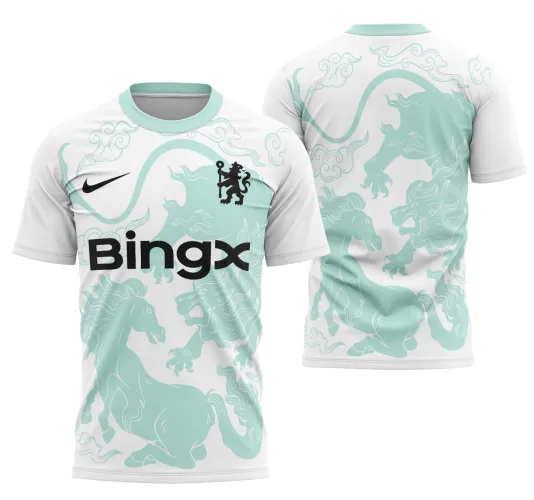 Camisa do Chelsea com logo no peito e estampa grande nas costas destacando o tema do Ano Novo Chinês com cores vibrantes e detalhes especiais na pré-temporada 25-26