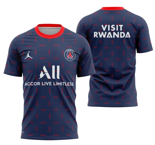 Foto da camisa de aquecimento do PSG temporada 2021-2022 destacando o logo no peito e uma estampa grande nas costas com design moderno e cores vibrantes.