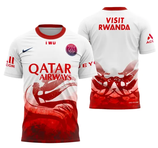 Camisa estilo pré-jogo do PSG com logo no peito e estampa grande nas costas, destacando elementos do Ano Novo Chinês 2025-2026 em design exclusivo e vibrante, perfeita para fãs do clube e da cultura chinesa.