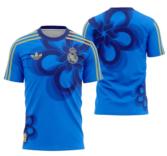 Camisa azul clara com logo no peito do Real Madrid em destaque e estampa grande nas costas com detalhes elegantes e modernos, capturando a essência da pré-temporada 2025-2026.