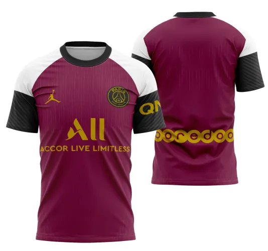 Imagem da camisa com logo no peito em destaque e estampa grande nas costas, evidenciando detalhes elegantes e cores vibrantes da edição Terceira 2020-2021 do PSG