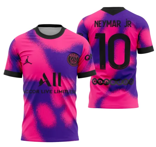 Camisa com logo no peito do PSG e estampa grande nas costas exibindo detalhes exclusivos da temporada 2020-2021 em estilo moderno e vibrante, perfeita para fãs que valorizam autenticidade e design detalhado.