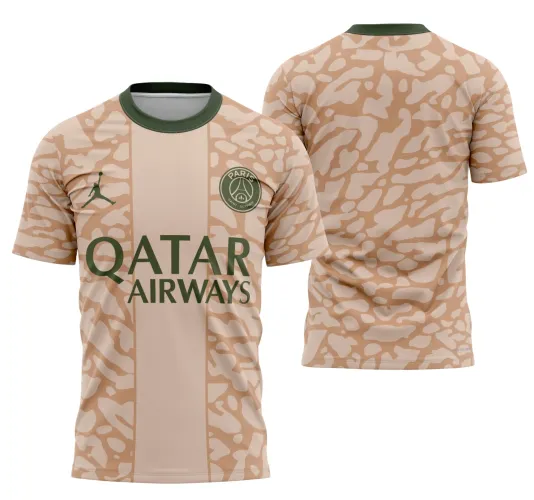 Camisa do PSG com logo no peito e estampa grande nas costas detalhando elementos exclusivos da temporada 2023-2024, com design moderno e cores vibrantes.