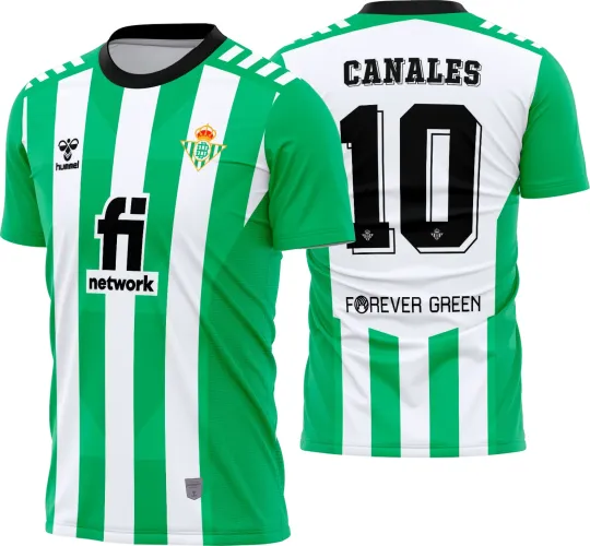 Camisa do Real Betis 2022-23 com logo no peito e estampa grande nas costas em design vibrante e elegante, refletindo o espírito do time com detalhes visuais marcantes e cores características do clube.
