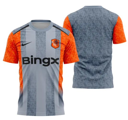 Camisa do Chelsea com logo no peito e estampa grande nas costas em estilo pré-jogo da temporada 25-26, com design moderno e detalhes vibrantes que ressaltam a identidade do time.