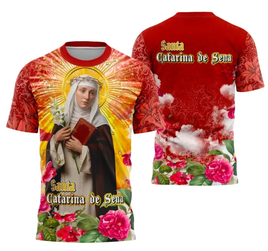 Camisa destaque com logo no peito e estampa grande nas costas, apresentando um design devocional inspirado em Santa Catarina de Sena, ideal para quem busca estilo e fé em uma peça única.