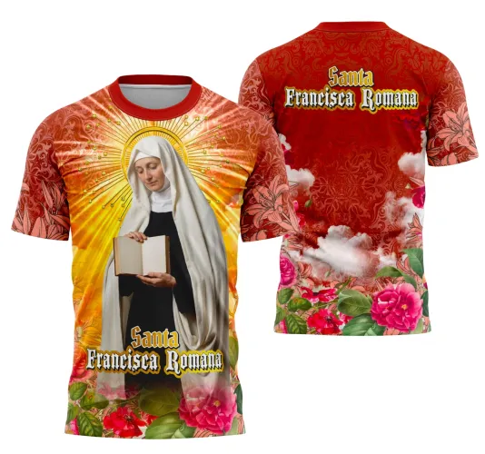 Foto da camisa com logo no peito delicado e estampa grande nas costas ilustrando Santa Francisca Romana em design revelador e cheio de significado religioso, transmitindo fé e devoção para quem usa.