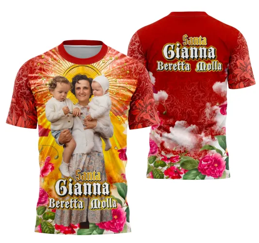 Camisa com logo no peito e estampa grande nas costas com imagem inspiradora de Santa Gianna Beretta Molla, destacando fé e devoção de forma elegante e atraente.