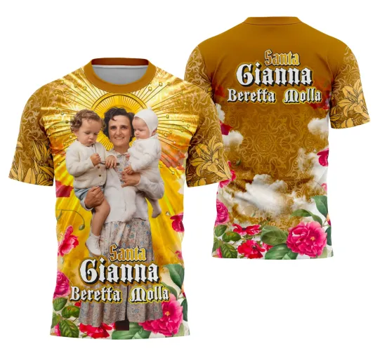 Camisa com logo no peito da Santa Gianna Beretta Molla e uma estampa grande nas costas que retrata elementos religiosos, transmitindo fé e proteção com design moderno e harmonioso.