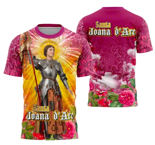 Camisa com logo no peito e estampa grande nas costas apresentando uma ilustração detalhada de Santa Joana d'Arc, combinando elementos religiosos e artísticos com estilo marcante.