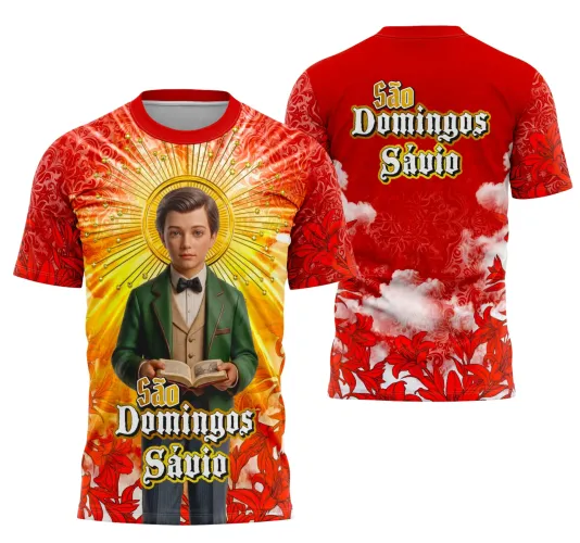 Camisa com logo no peito e uma estampa grande nas costas mostrando o tema religioso de São Domingos Sávio, destacando detalhes artísticos e símbolos ligados à fé católica.