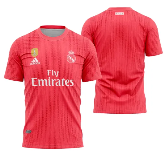 Camisa com logo no peito do Real Madrid e estampa grande nas costas, exibindo design moderno e detalhes que destacam a identidade do time na temporada 2018-2019