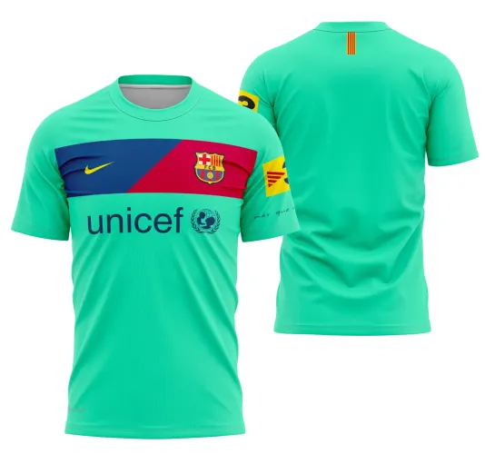 Camisa com logo no peito e estampa grande nas costas, mostrando design clássico da temporada 2010-2011 do Barcelona, cores vivas e detalhes marcantes que evidenciam a identidade do time.