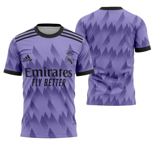 Imagem da camisa final com o logo no peito e uma estampa grande nas costas, trazendo um design moderno e detalhado da temporada 22-23 do Real Madrid em cores vibrantes.