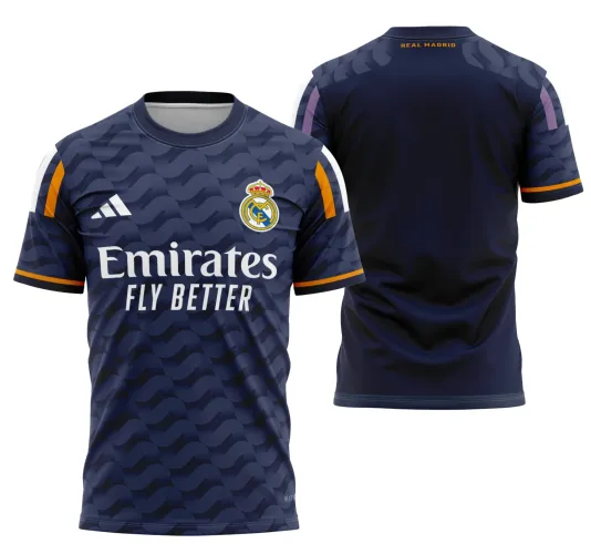 Foto detalhada da camisa do Real Madrid com logo no peito e estampa grande nas costas destacando o design oficial da temporada 2023-2024 em cores vibrantes.